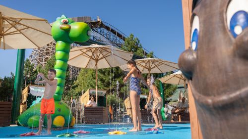 Kinder spielen in der Kinderwasserwelt Lítill Island