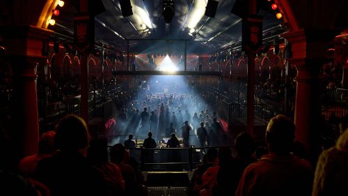 Die spanische Arena ist dunkel, bis auf das Licht der Bühne.
