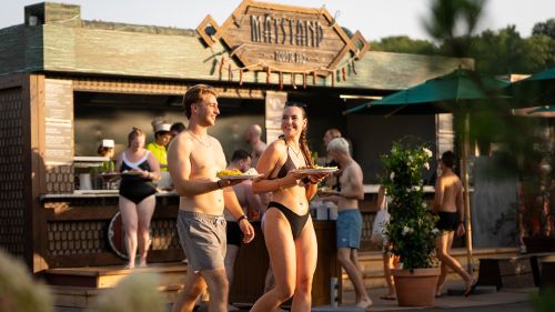 Genießen Sie leckeres Essen im Food-Court "Strand Kök" im Außenbereich des Rulantica