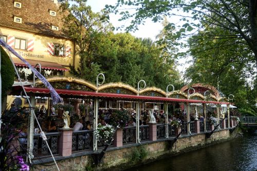 Außenbereich des Schloss Balthasar im Europa-Park: Überdachte Sitzmöglichkeiten mit wunderschönem Blick und historischem Flair. 
