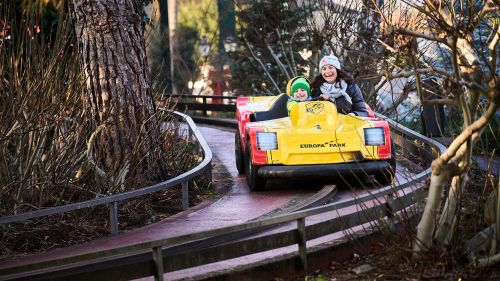 Mutter und Sohn fahren im Rennwagen auf der Silverstone-Piste
