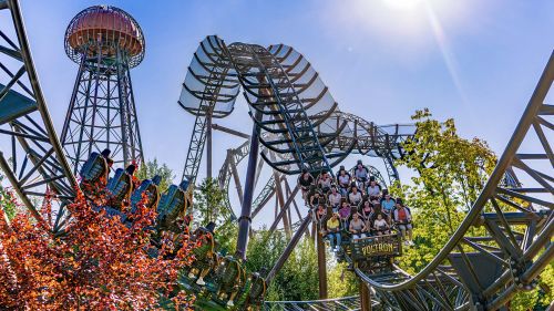 Die Attraktion Voltron Nevera powered by Rimac im Spätsommer zwischen Bäumen.