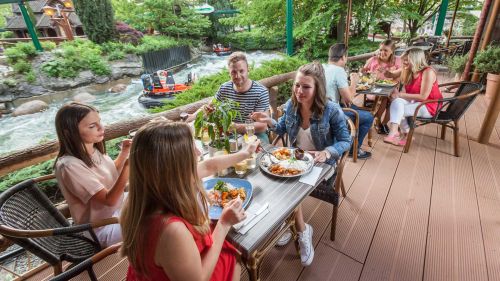 La terrasse du restaurant SPICES – Cuisines du Monde avec vue sur l’attraction Fjord Rafting.