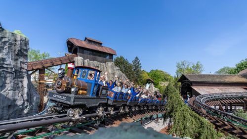 Ein vollbesetzter Zug der Attraktion Alpenexpress "Enzian".