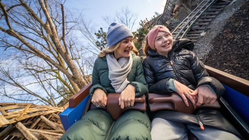 Mutter und Tochter im hintersten Wagen der Attraktion Alpenexpress "Enzian".