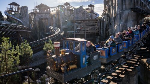 Ein vollbesetzter Zug der Attraktion Alpenexpress "Enzian" während der Fahrt.