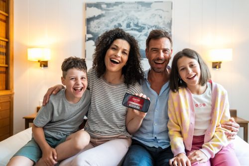 Familie mit der Hotel Friends App auf dem Handy