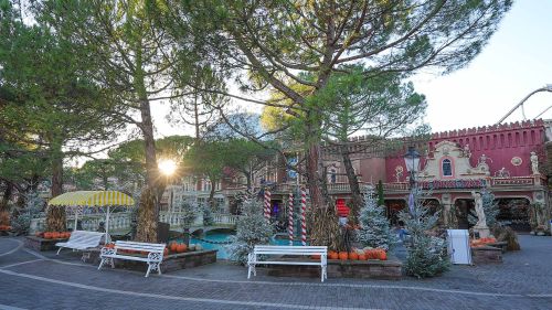 Der mit Kürbissen und Weihnachtsbäumen geschmückte italienische Themenbereich.