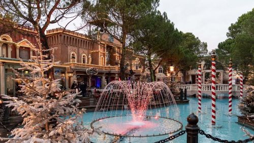 Der italienische Themenberich in winterlicher Stimmung mit Weihnachtsbäumen und Lichterketten.