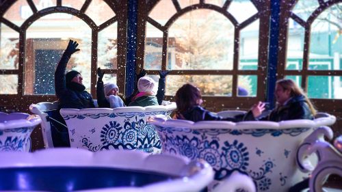 Gäste in der Attraktion Koffiekopjes freuen sich über Schnee.