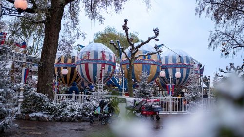 Das Karussell Lichtensteiner Ballonfahrt mit Schnee bedeckt.