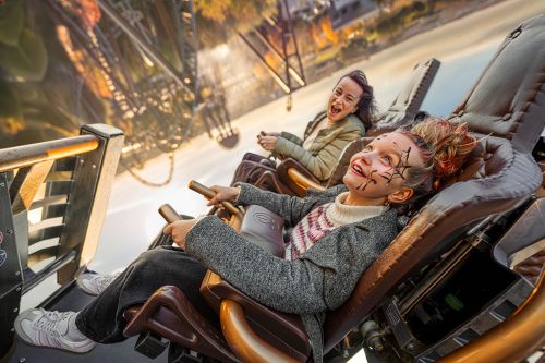 Familie während der Fahrt mit der Attraktion Voltron Nevera powered by Rimac im Europa-Park. 