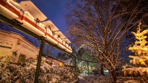 Ein mit Lichterketten geschmückter Zug der Monorail Bahn.