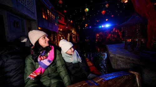 Mutter und Tochter betrachten fasziniert die Szenerie der Attraktion Piraten in Batavia.