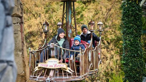 Eine Familie in einem der Fluggeräte der Attraktion Volo da Vinci.