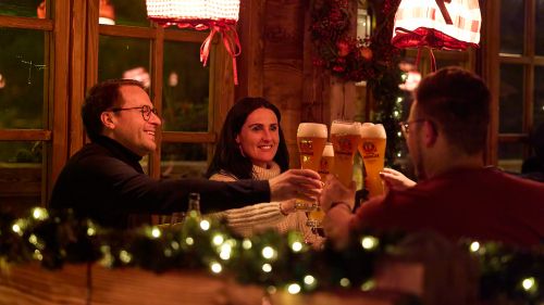 Une équipe joviale trinque dans le chalet ERDINGER à Europa-Park.