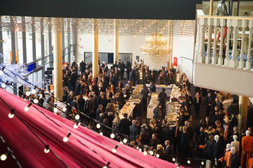 Een groep gasten in zakelijke kleding staat bij een cateringbuffet in Europa‑Park.