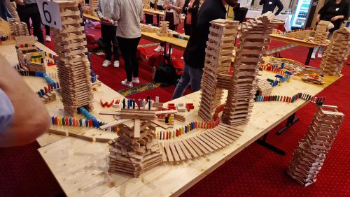 Tische mit Holzstäben, die beim Angebot "Team Reaction" des Confertainment Europa-Park zu Bauwerken zusammengesteckt wurden.