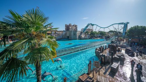 Paar in der Gondel des Riesenrades, im Hintergrund sieht man den Europa-Park von oben