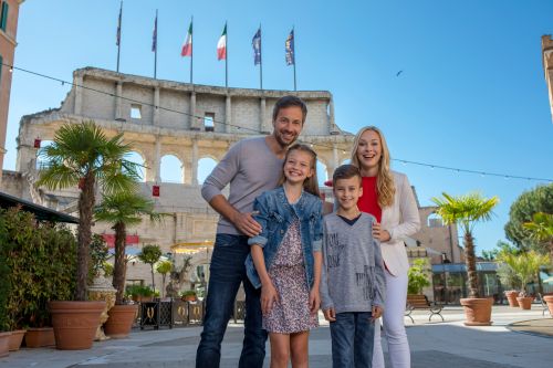 Lächelnde Familie auf der Piazza