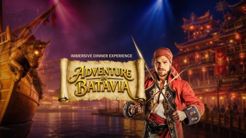 Promotionposter für die Adventure in Batavia – Immersive Dinner Experience. Ein Mann in rotem Piratenkostüm mit zwei gekreuzten Degen vor einem beleuchteten Hafen mit Segelschiff im Hintergrund.