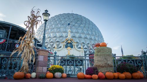 Il quartiere tematico francese dell’Europa-Park con le decorazioni autunnali. Sullo sfondo si vede l’Eurosat – CanCan Coaster.