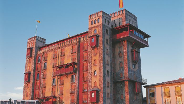 Das Burghotel "Castillo Alcazar" von außen während des Sonnenuntergangs.