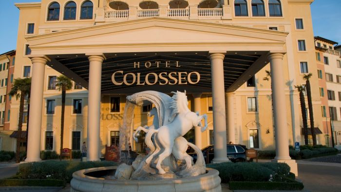 Der große Eingang des Hotels "Colosseo" während des Sonnenuntergangs