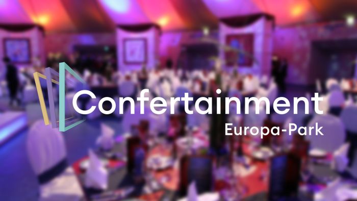 Reichlich geschmückter Raum mit eingedeckten Tischen für eine Veranstaltung im Europa-Park.