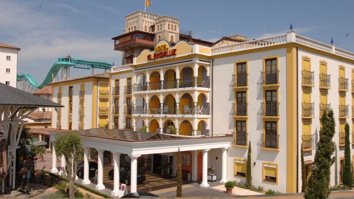 Das 4-Sterne Erlebnishotel "El Andaluz'" im Stil einer spanischen Finca von außen an einem sonnigen Tag.