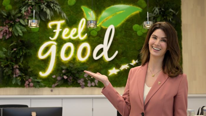 Eine Warteecke in den Feel Good Räumlichkeiten mit gemütlichen Sesseln und Informationsmaterialien zum Angebot.