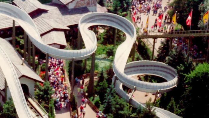 Eröffnung der Schweizer Bobbahn mit vielen wartenden Besuchern.