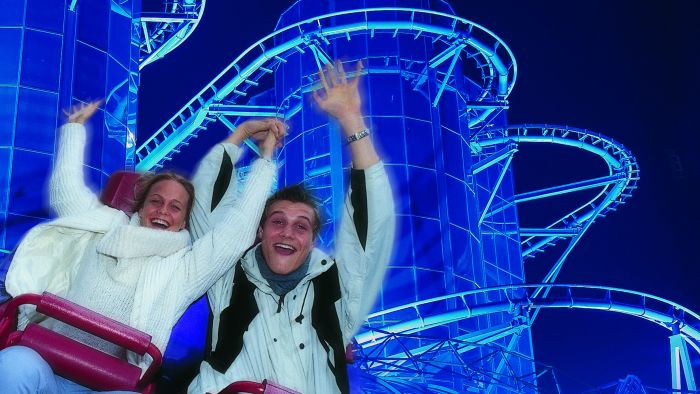 Ein Paar genießt die rasante Fahrt auf der Euro-Mir im Winter.