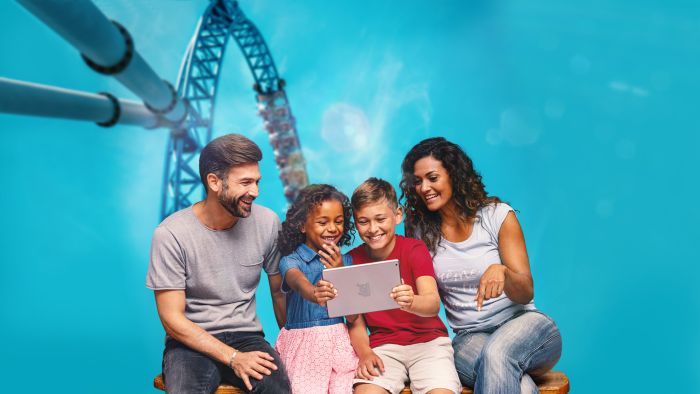 Eine Familie entdeckt magische Parkgeschichten auf VEEJOY.