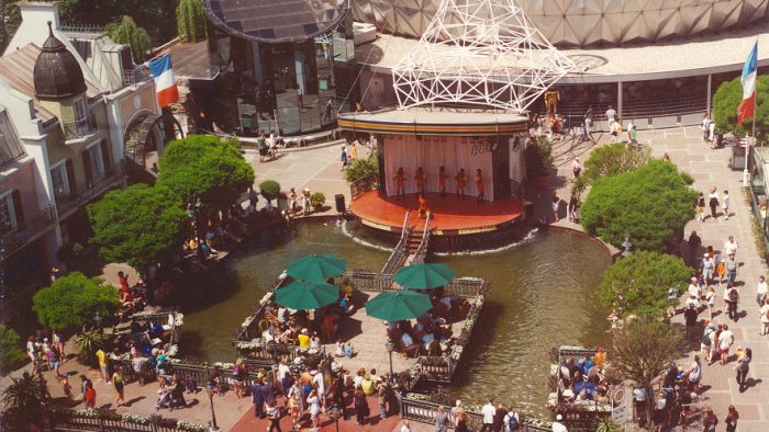 Der Französische Themenbereich von oben mit vielen Gästen und Blick auf die neue Attraktion Eurosat.