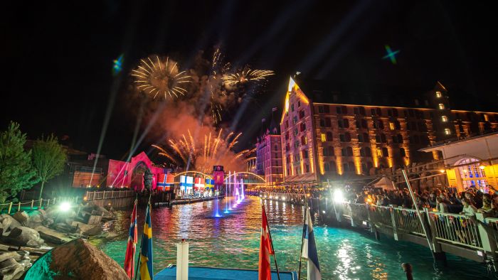Ein buntes Feuerwerk am Nachthimmel über dem Hotel „Krønasår“ und Rulantica zelebriert die Eröffnung.