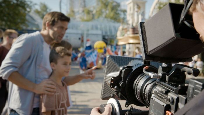 Ein Videodreh von Mack Media mit einer Kamera und Komparsen im Europa-Park.
