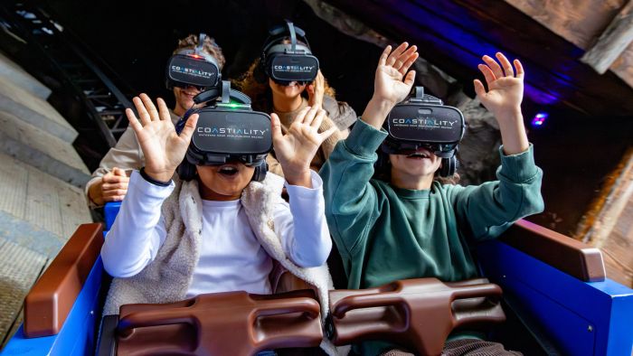 Besucher mit Coastiality Brillen sitzen im Alpenexpress "Enzian" und genießen die abenteuerliche Fahrt.
