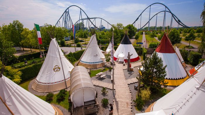Das Tipi-Dorf, bestehend aus vielen Tipis, bietet einen Blick auf den Silver Star.