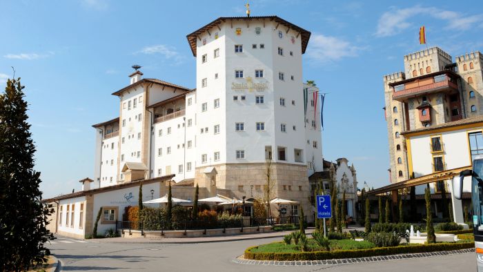 Das Hotel "Santa Isabel" neben dem Hotel "Castillo Alcazar".