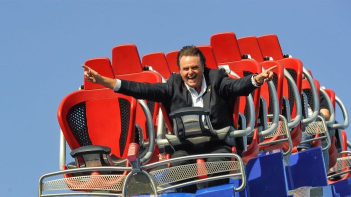 Roland Mack weiht die Blue Fire feierlich mit einer Fahrt auf der neuen Attraktion ein.