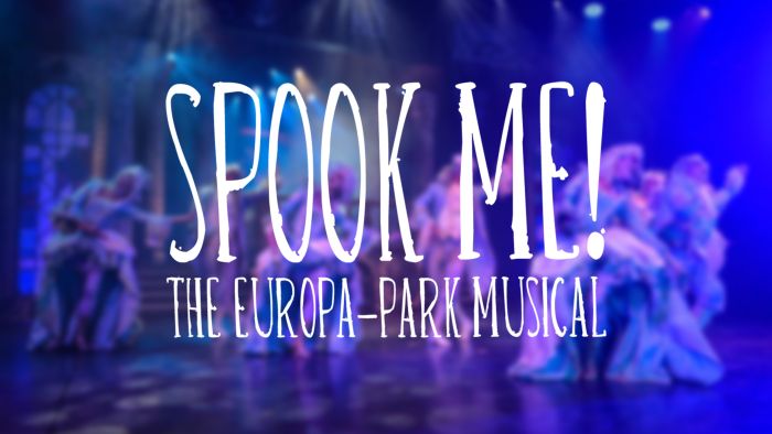 Tanzende Darsteller auf der Bühne von SPOOK ME! mit dem Logo von SPOOK ME!