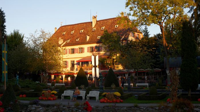 Schloss Balthasar von außen bei Sonnenuntergang