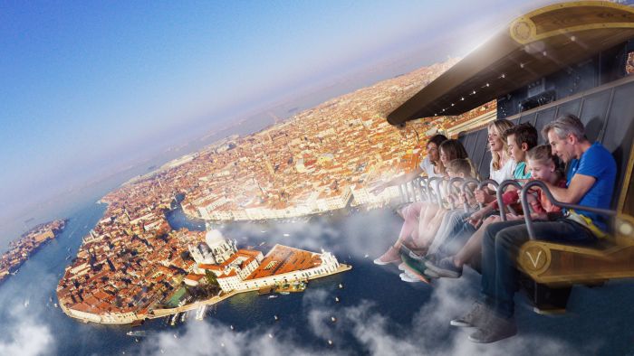 Besucher fliegen im Sitz des Voletarium über die Landschaften von Venedig.