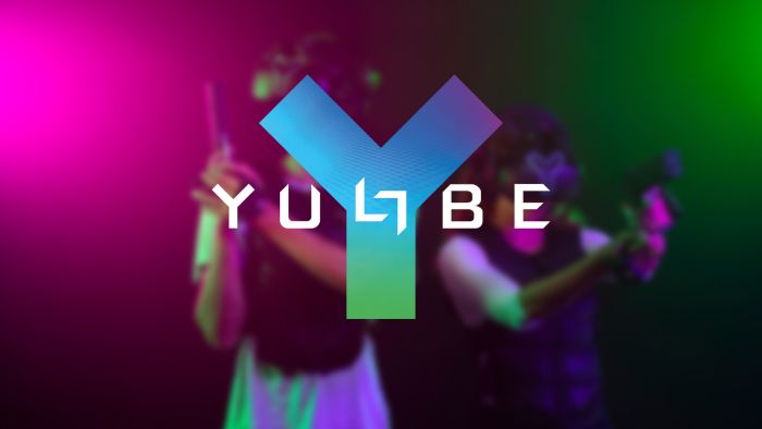 Zwei YULLBE Spieler hinter dem Logo von YULLBE.