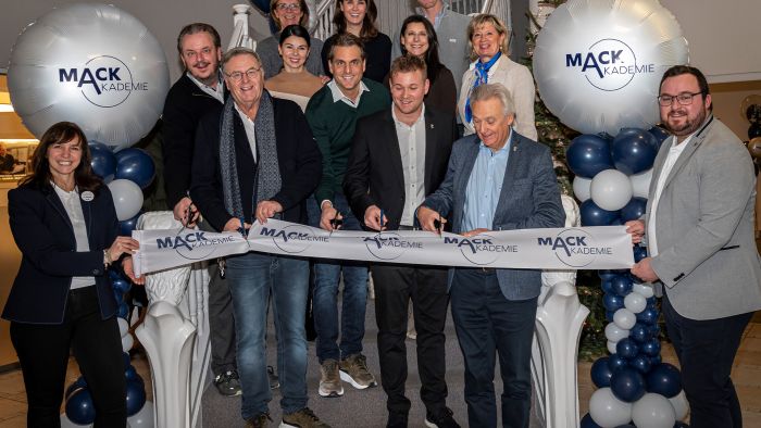 Die Familie Mack durchtrennt feierlich das Band zur Eröffnung der neuen MACK Akademie.