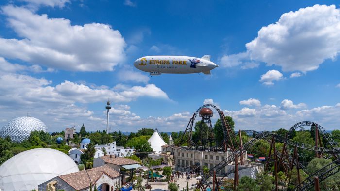 Elegant zieht der neue Europa-Park Zeppelin seine Kreise über den Kroatischen Themenbereich
