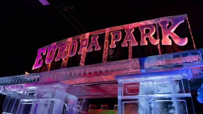 Der Eingang des Europa-Park aus Eis geschnitzt.
