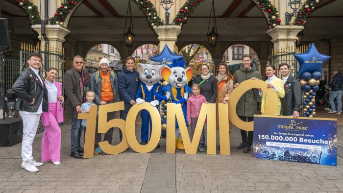 Der 150 millionste Besucher im Europa-Park wurde feierlich von der Familie Mack und Künstlern des Europa-Park empfangen. 