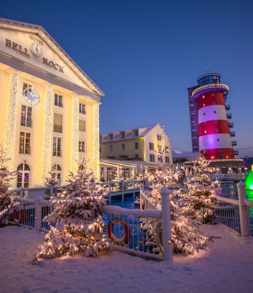 Panorama-Ansicht des Hotel Bell Rock im Dunkeln